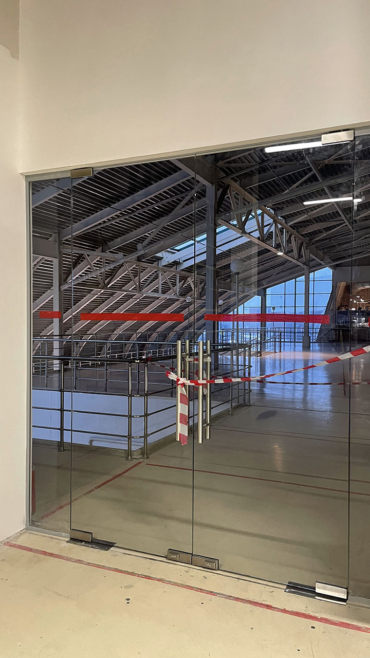 Монтаж стеклянных перегородок и дверей и ограждений из нержавейки в ...